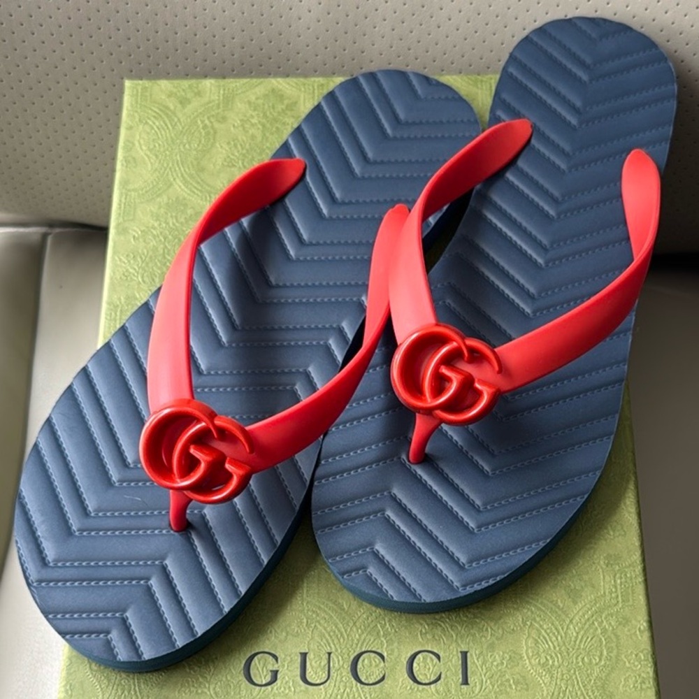 Gucci Interlocking GG Flip Flops. Men’s size 8. Like new, worn once.